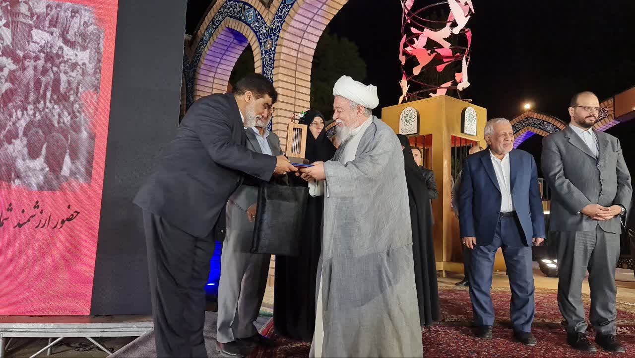 گردهمایی تجلیل از زندانیان سیاسی قبل از پیروزی انقلاب اسلامی همایش تجلیل از زندانیان سیاسی قبل از پیروزی انقلاب اسلامی